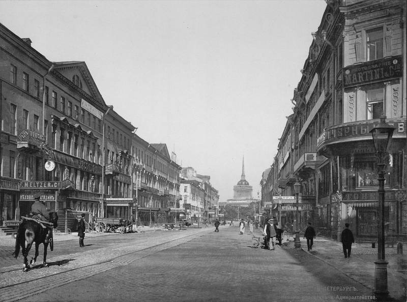 Невский проспект с вывесками лавок и видом на шпиль Адмиралтейства, фотохром 1890-х годов, в чёрно-белом